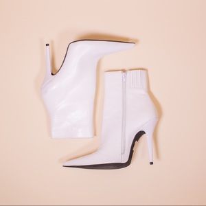 ✨HOST PICK✨ LF Jeffrey Campbell White Booties